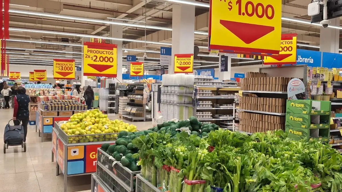Sala de ventas de supermercado con señalética de ofertas y verdulería