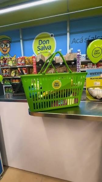 Canasta de compras Don Salva en la caja de un supermercado